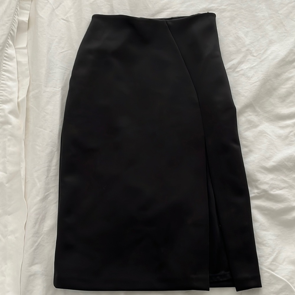 Beautiful, high quality side slit, pencil skirt. Perfect for the holidays!